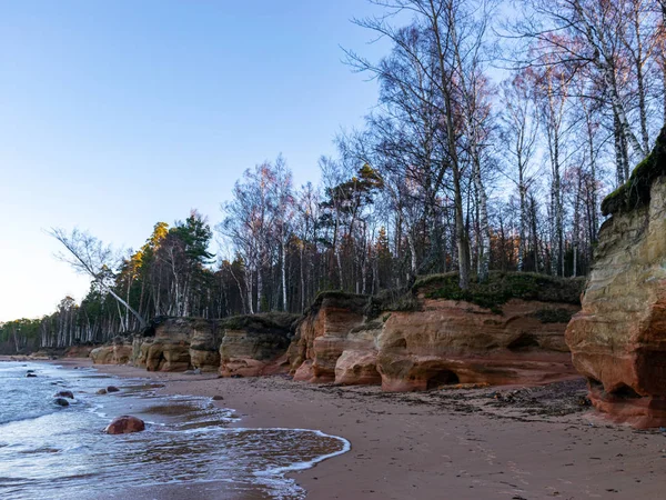 Paisaje con acantilado de arenisca al amanecer — Foto de Stock