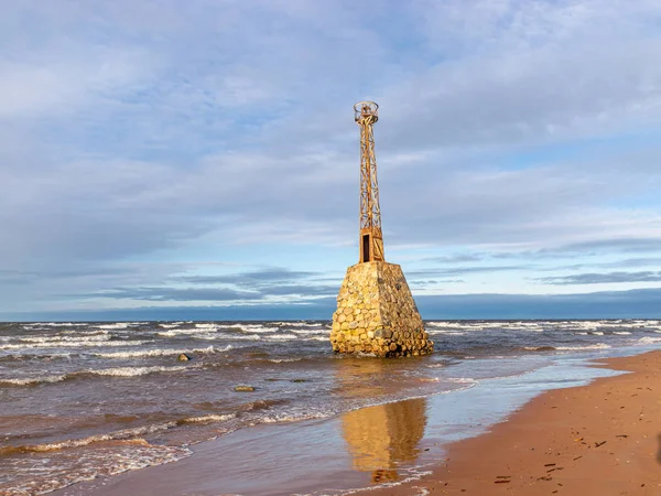 Краєвид зі старим і кривим маяком біля моря — стокове фото