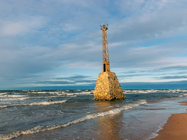 Táj régi és görbe világítótorony a tenger mellett — Stock Fotó