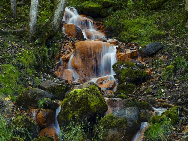 Paisagem Selvagem Com Uma Pequena Cachoeira Água Corrente Tons Laranja — Fotografia de Stock