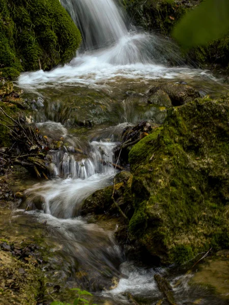 Aguas Blandas Que Corren Sobre Rocas Primer Plano Del Agua —  Fotos de Stock