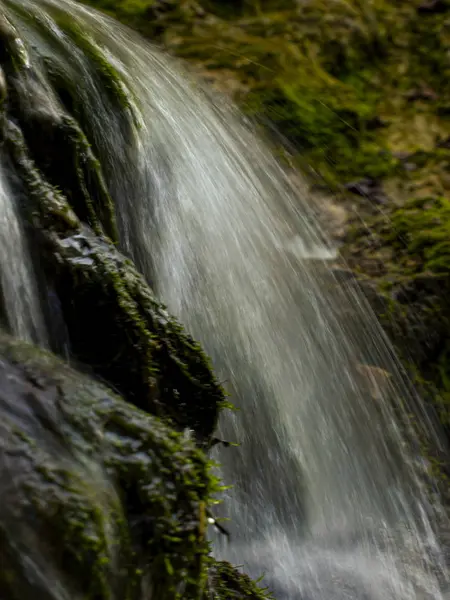 Měkká Voda Tekoucí Skalách Detailní Záběr Tekoucí Vody Jako Pozadí — Stock fotografie