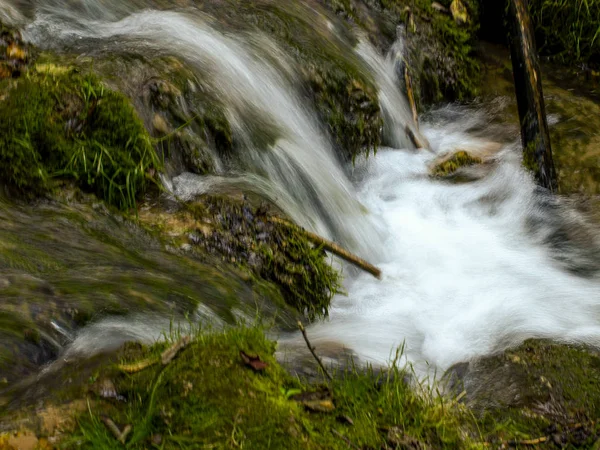 Aguas Blandas Que Corren Sobre Rocas Primer Plano Del Agua —  Fotos de Stock