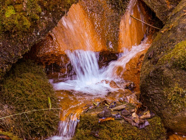 Měkká Voda Tekoucí Skalách Detailní Záběr Tekoucí Vody Jako Pozadí — Stock fotografie