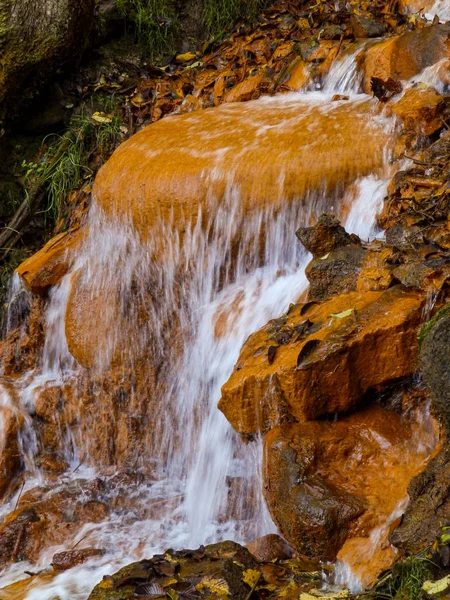 Divoká Krajina Malým Vodopádem Tekoucí Vodou Oranžových Tónech Skály Skalnaté — Stock fotografie