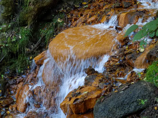 Měkká Voda Tekoucí Skalách Detailní Záběr Tekoucí Vody Jako Pozadí — Stock fotografie