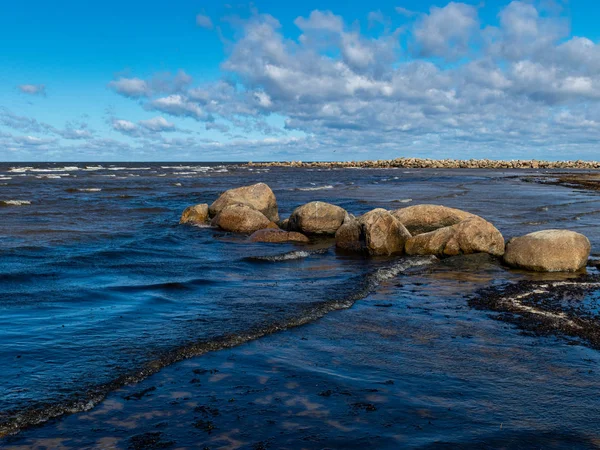 Landskap Med Klippig Havsstrand Vita Moln Himlen — Stockfoto