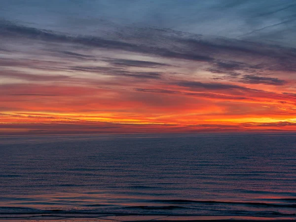 Paesaggio Tramonto Mare Con Cieli Colorati Acqua Scura — Foto Stock