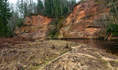 Kum taşı kayalıkları ve nehir manzarası