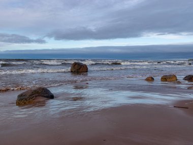 Güzel deniz manzarası, kara bulutlar ve beyaz dalgalar.
