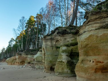 Güneşin doğuşunda kumtaşı kayalıklarıyla manzara