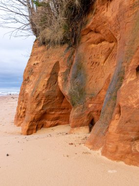 Bulanık arkaplanda kumtaşı parçacıkları olan manzara