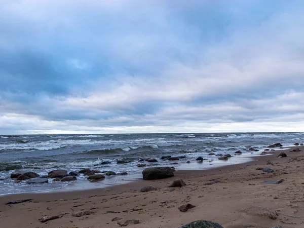 Krásný přímořský plášť, tmavé mraky a bílé vlny — Stock fotografie