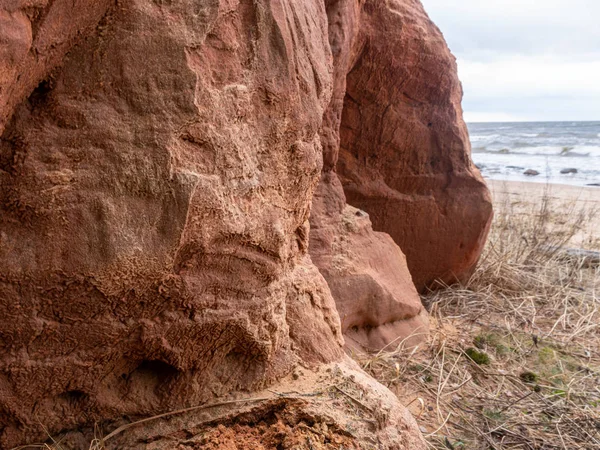Краєвид з фрагментами пісковикової скелі на розмитому фоні — стокове фото
