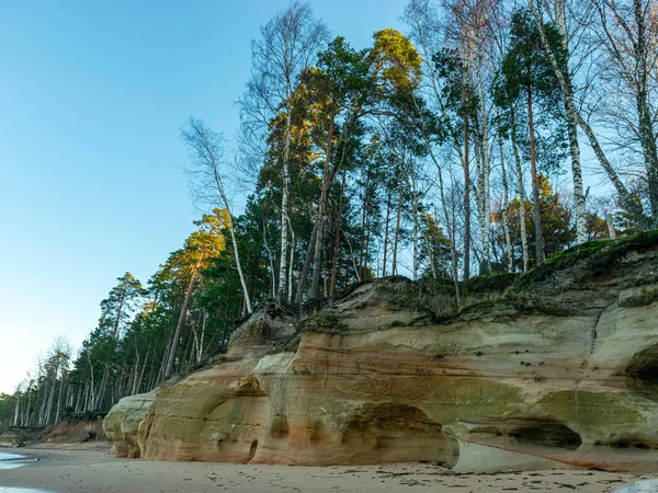 Güneşin doğuşunda kumtaşı kayalıklarıyla manzara
