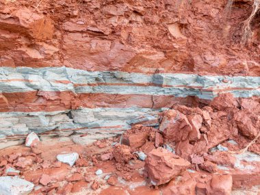 kırmızı ve beyaz kil desenli renkli soyut resim