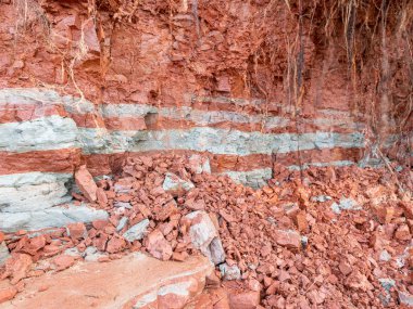 kırmızı ve beyaz kil desenli renkli soyut resim