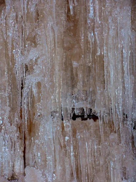Τοπίο Κατεψυγμένα Πολύχρωμα Icicles Στον Τοίχο Ψαμμίτη Βράχο Ηλιόλουστη Μέρα — Φωτογραφία Αρχείου