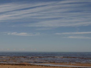 Deniz kıyılı güneşli bir arazi.