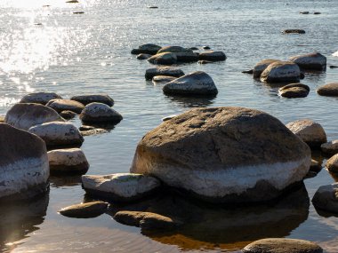 Kayalık sahil manzarası, Vidzeme taşlı plajı, Letonya