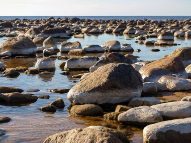 Kayalık sahil manzarası, Vidzeme taşlı plajı, Letonya