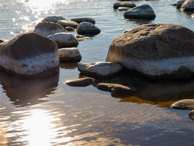 Kayalık sahil manzarası, Vidzeme taşlı plajı, Letonya