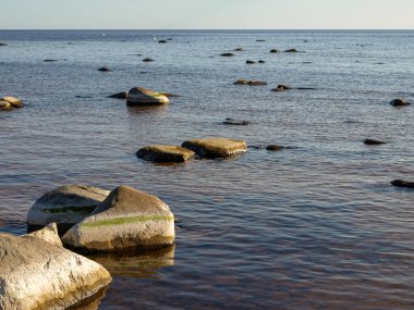 Kayalık sahil manzarası, Vidzeme taşlı plajı, Letonya