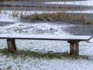 Karla kaplı ahşap bir masa ve Los Angeles 'ta bir bank.