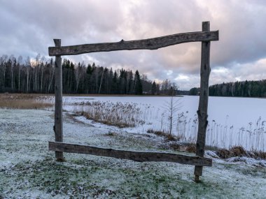 Göl kıyısında ahşap çerçeveli manzara