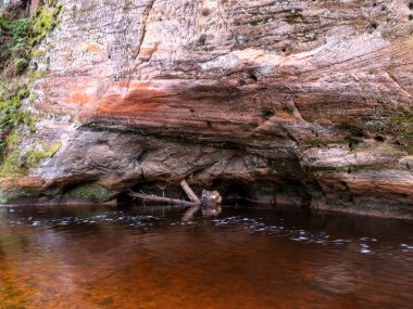 Kum taşı duvarlı manzara