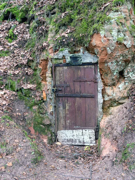 Fragmentos de portas de madeira na parede de arenito — Fotografia de Stock