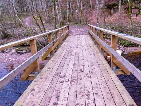 Puente de madera sobre el río — Foto de Stock