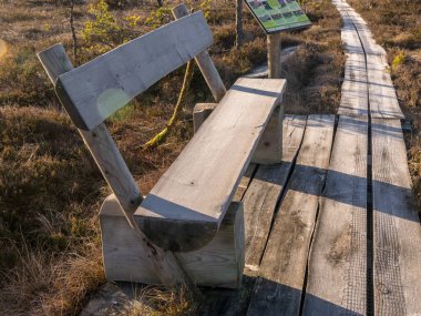 Tahta yaya platformlu kış manzarası