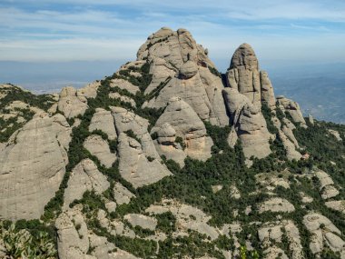 Çıplak kayalarla kaplı manzara