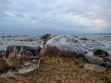 Taşlı sahil manzarası