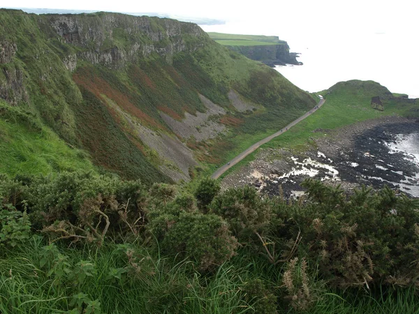 섬들은 아일랜드 해안의 기본적 지질학 놀라운 풍경을 줍니다 — 스톡 사진
