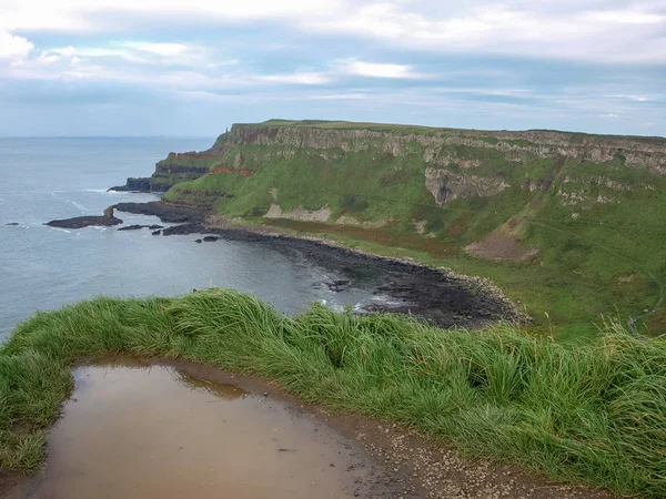 섬들은 아일랜드 해안의 기본적 지질학 놀라운 풍경을 줍니다 — 스톡 사진