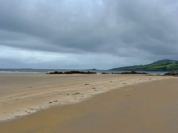 Океанский Песчаный Пляж Красивая Текстура Песка Скалы — стоковое фото