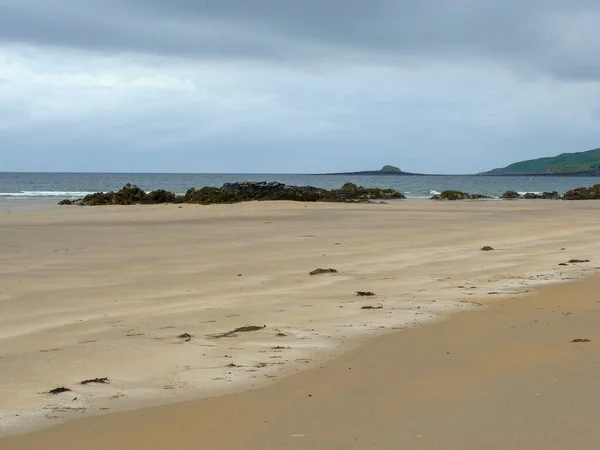 Океанский Песчаный Пляж Красивая Текстура Песка Скалы — стоковое фото