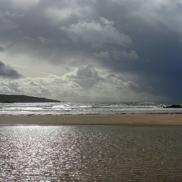 Paisaje Con Orilla Del Mar Verano Aguas Tranquilas Hermosas Nubes — Foto de Stock