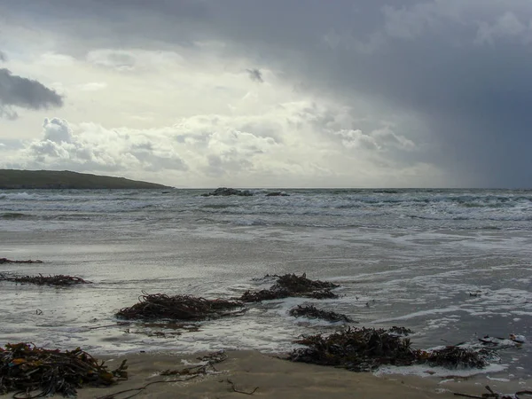 Paisaje Con Orilla Del Mar Verano Aguas Tranquilas Hermosas Nubes —  Fotos de Stock