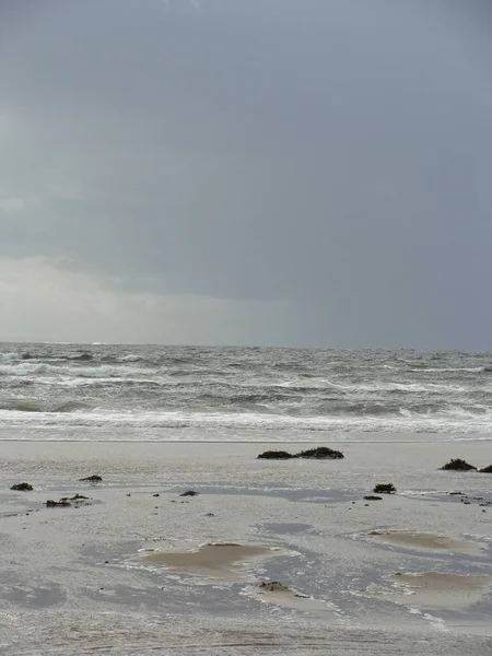 Landschap Met Oceaan Kust Zomer Kalm Water Mooie Wolken Verlicht — Stockfoto