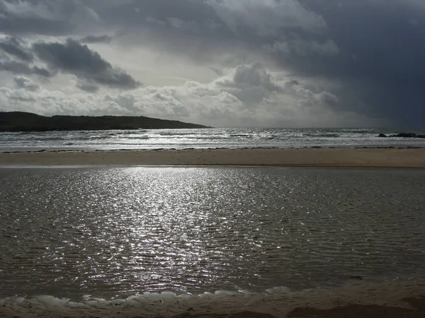 Paisagem Com Costa Oceânica Verão Água Calma Nuvens Bonitas Quadro — Fotografia de Stock