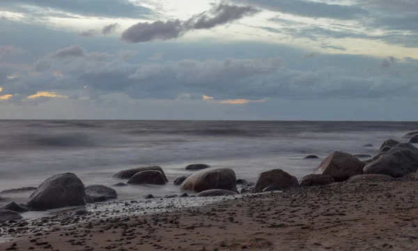 Magnifique Coucher Soleil Sur Une Plage Rocheuse Vagues Floues Rochers — Photo