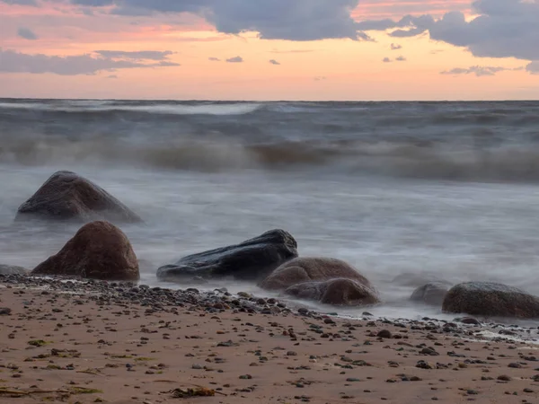 Όμορφο Ηλιοβασίλεμα Μια Βραχώδη Παραλία Θολή Κύματα Και Βράχους Στο — Φωτογραφία Αρχείου
