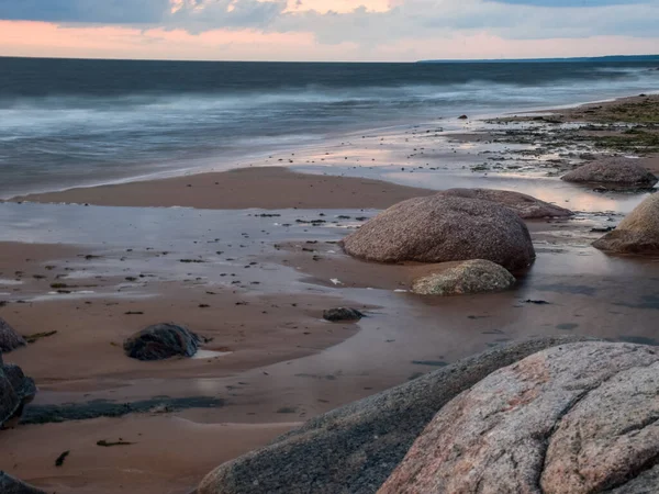 Wunderschöne Sonnenuntergangskulisse Einem Felsigen Strand Verschwommene Wellen Und Felsen Vordergrund — Stockfoto