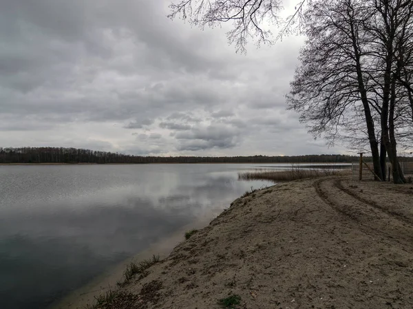 Vue Sur Calme Miroir Lac Éblouissement Des Nuages Dans Eau — Photo