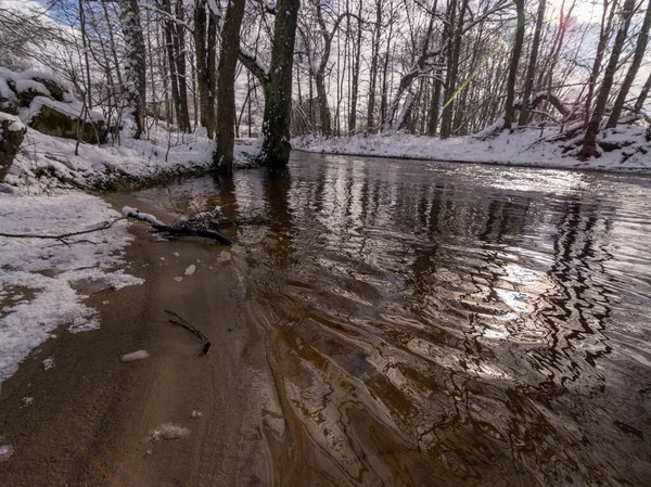 Paisagem Inverno Com Rio Fluindo Rápido Selvagem Terra Coberta Neve — Fotografia de Stock