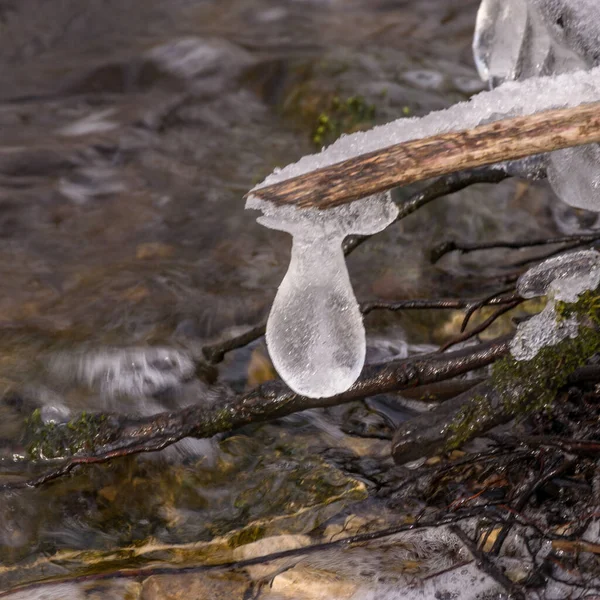 Bild Mit Verschiedenen Eisformationen Vor Dem Hintergrund Eines Schnell Fließenden — Stockfoto