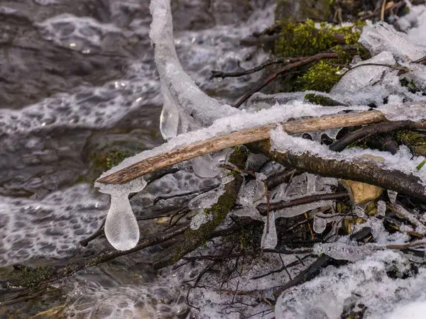 Immagine Con Varie Formazioni Ghiaccio Sullo Sfondo Fiume Sfocato Che — Foto Stock